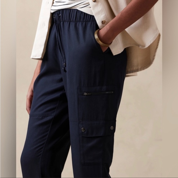 NWT! Banana Republic Navy Blue Tencel Soft Cargo Pant - Multiple Sizes💕 - Picture 3 of 5